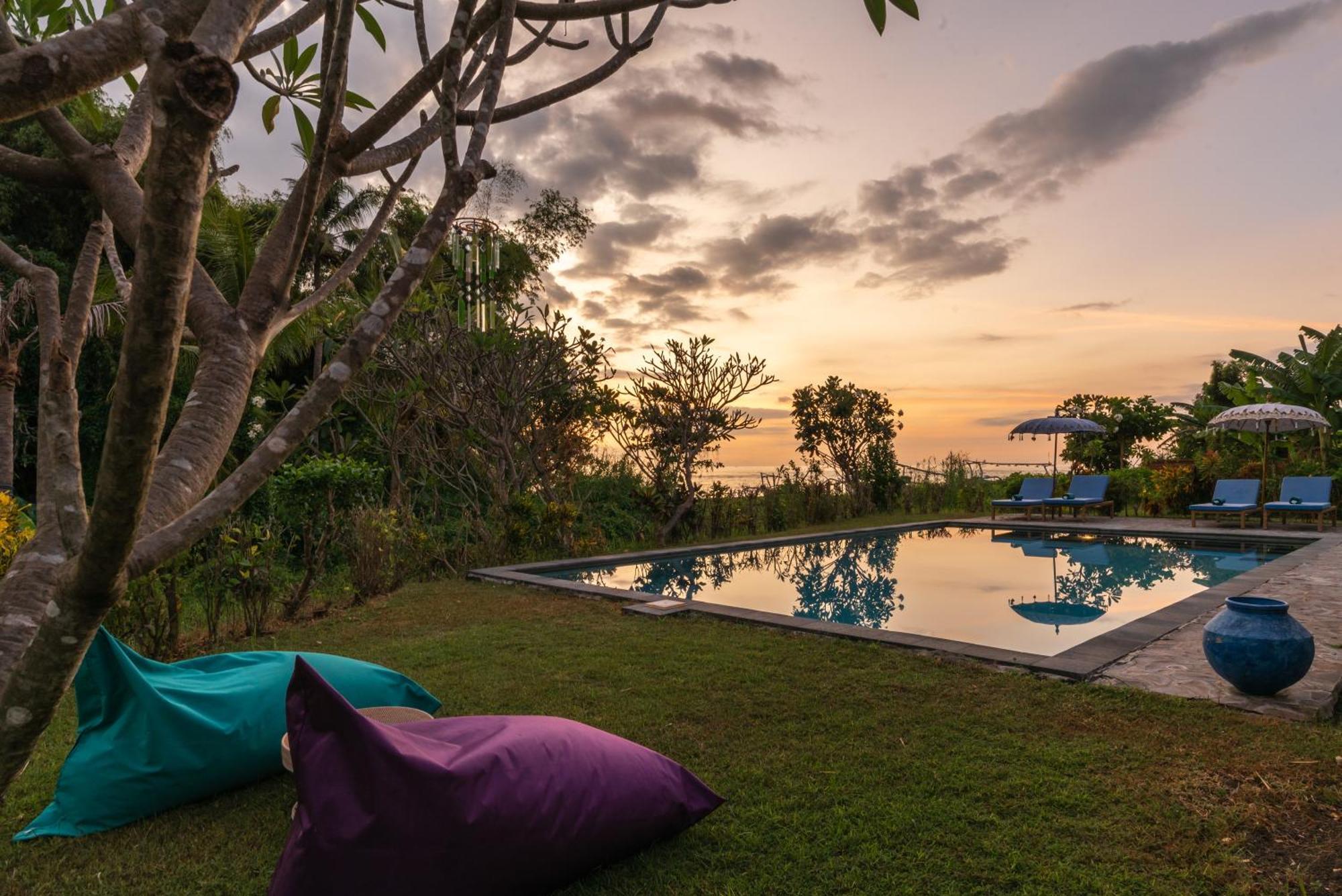 Absolute Beach Front Villa Umeanyar Exterior photo