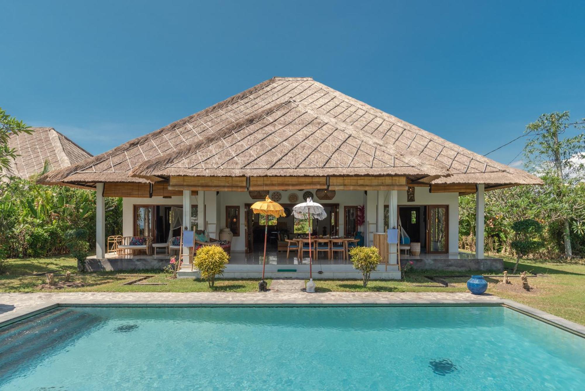 Absolute Beach Front Villa Umeanyar Exterior photo